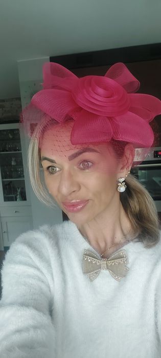 Fascynator ozdoba na głowę na opasce Kolor fuksja