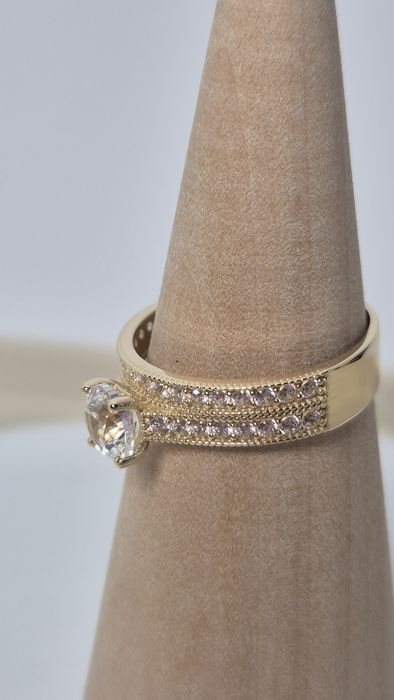 Nowy złoty pierścionek zaręczynowy z cyrkonią,cyrkoniami,obrączka p585