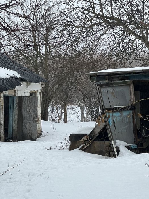 Продам нежилий будинок з рівною ділянкою поблизу центру Узина