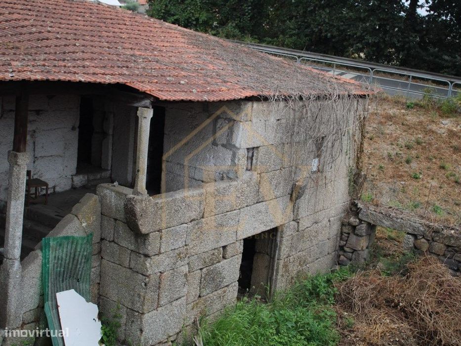 Moradia T4 para Restauro Total em Lordelo, Guimarães