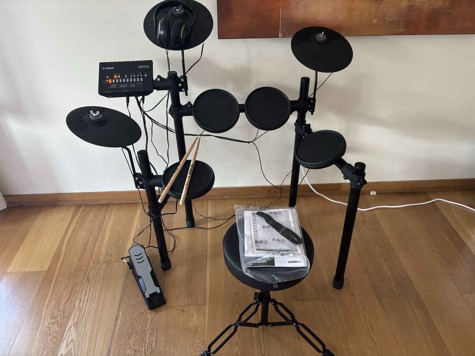 Bateria eletrónica Yamaha DTX402K com auscultadores e baquetas