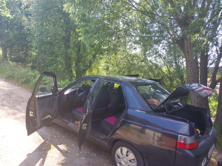 Автомобіль ваз 211040