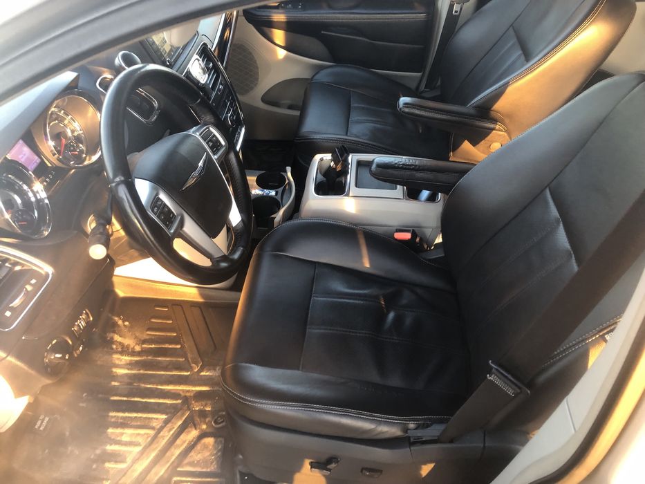 Chrysler town country