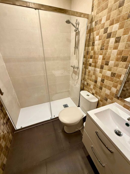 Aluga-se Quarto inserido em Moradia