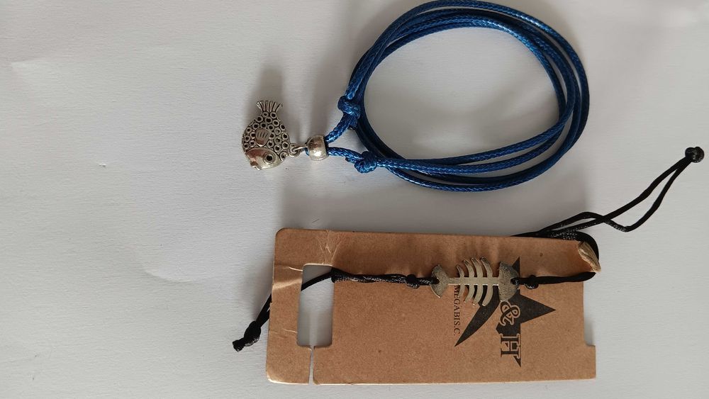 Pulseiras com motivos de praia.