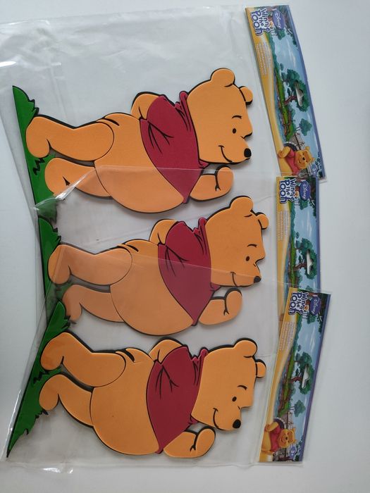 Kubuś Puchatek na trawce naklejka ścienna piankowa Nowa