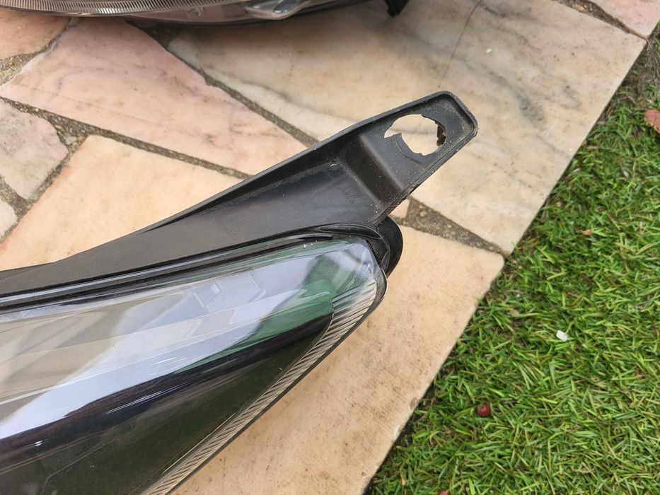 Farol Ford Fiesta 2008-2012  8A61-13W030-AJ
