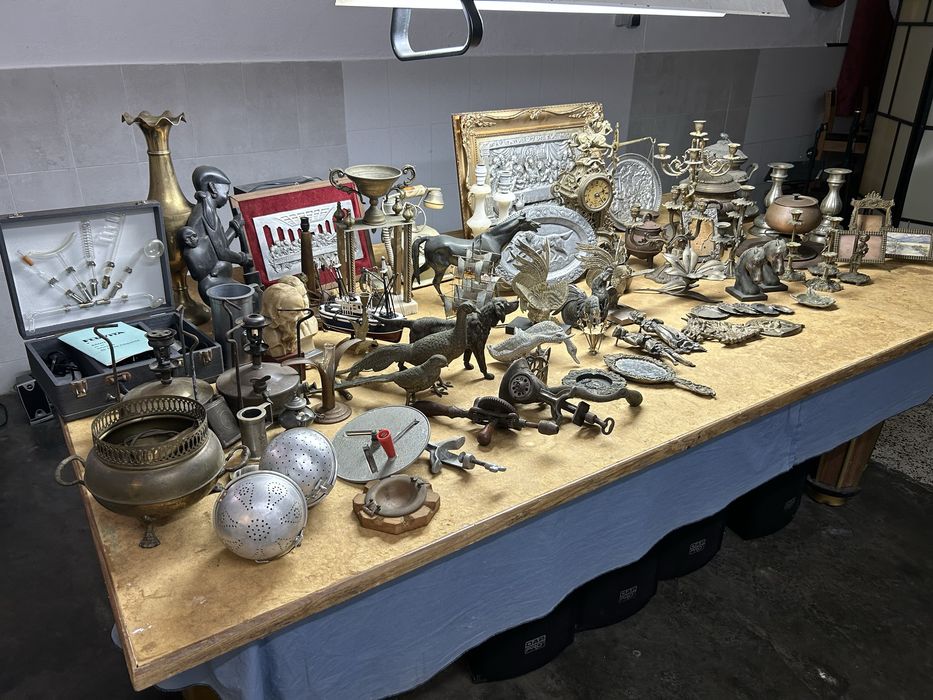 Lote de dezenas de antiguidades