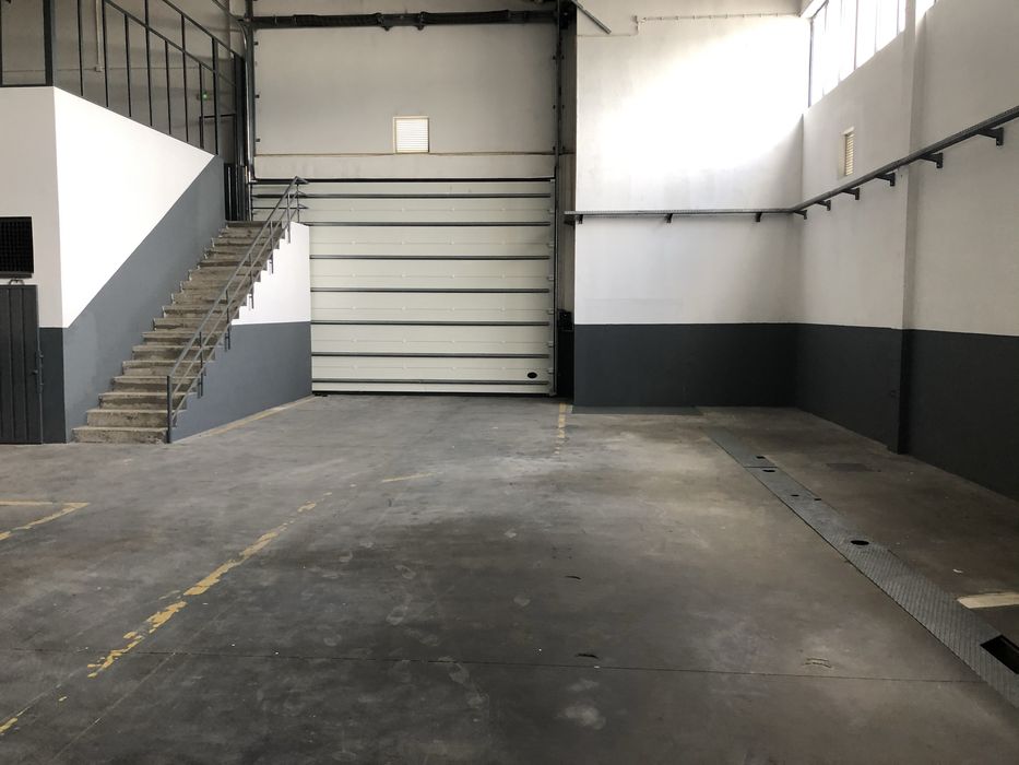 Arrenda-se pavilhao industrial com cabine