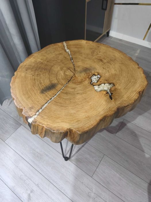 Stolik kawowy z plastra drewna Dąb, styl loft, żywica plus kamienie