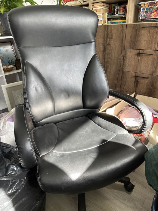 Fotel skórzany. Kolor czarny.