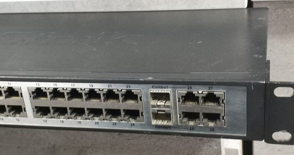 Коммутатор D-Link DES-3028