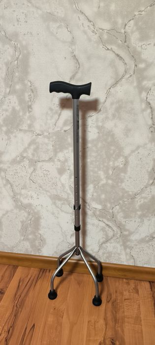 Палка для літніх людей на 4 ніжках. Нова
