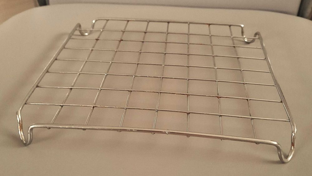 Stojak do mikrofalówki i podstawka pod gorące naczynie