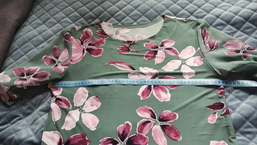 Elegancka sukienka w kwiaty w kolorze zieleni, rozmiar L