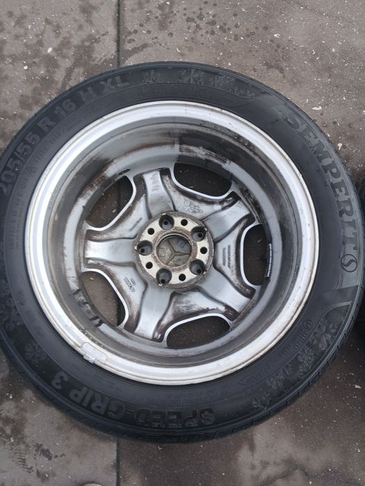 16 com pneus.  Semi novo