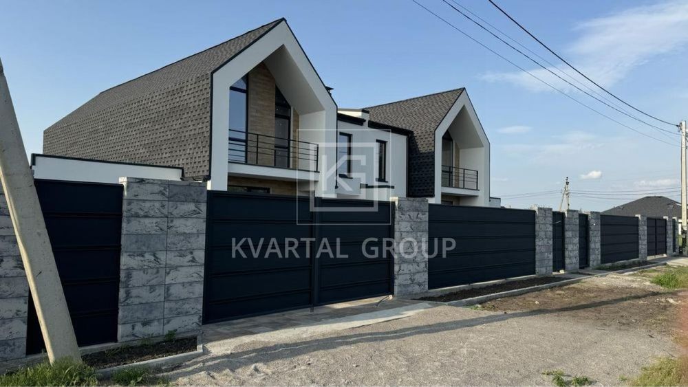 Дуплекс з великою ділянкою в центрі Дмитрівки. Сучасний дизайн