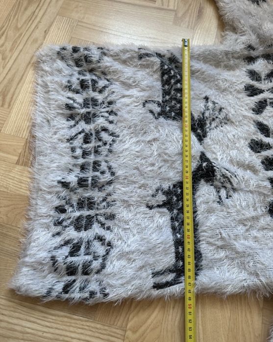 Miękki świąteczny sweter z reniferami – fluffy, jasnoszary
