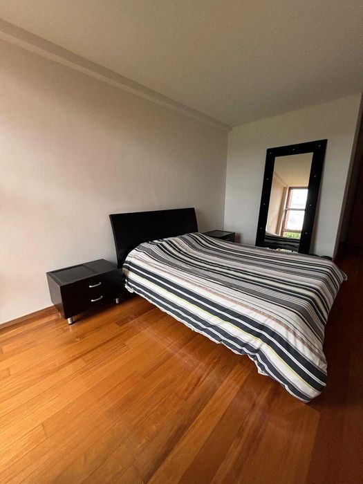 Quarto de casal completo - cama 160x200, espelho capitoné, mesinhas (Maia)