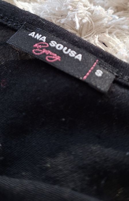 Top preto e um pouco transparente só com uma manga