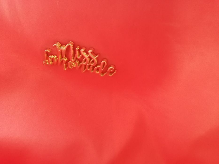 Mochila escolar de cor salmão, com vários compartimentos