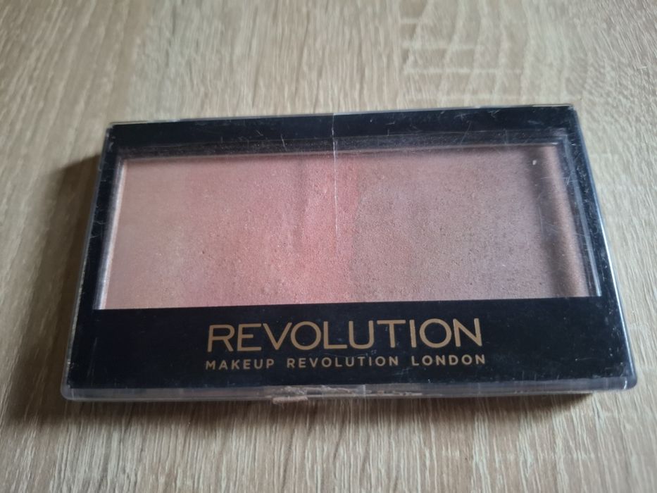 Róż do twarzy Revolution