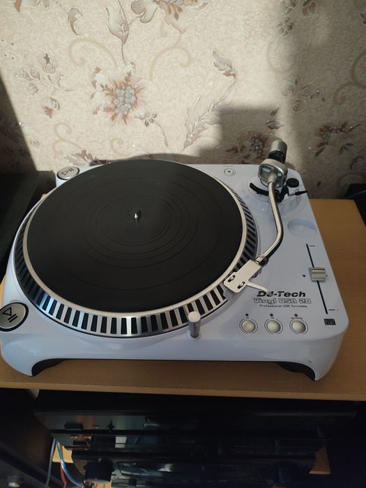 Профессиональный проигрыватель винила DJ tech.