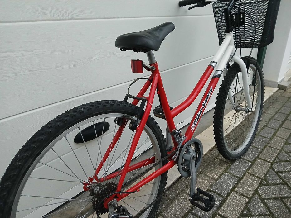 Bicicleta de senhora com cesto