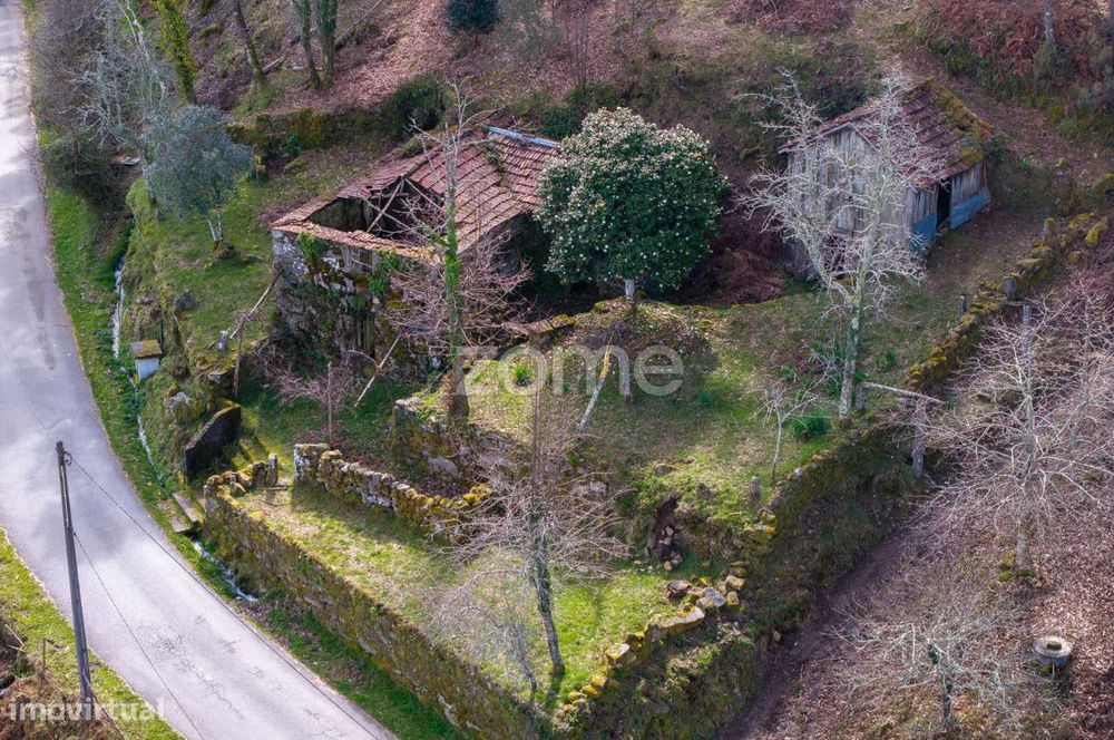 Moradia para recuperar com terreno de 1.600 m2 - Cinfães — Santiago de Piães, Viseu