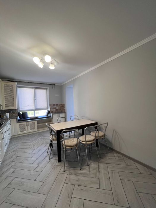 Велика 3 кімнатна квартира у Калиновій Слободі