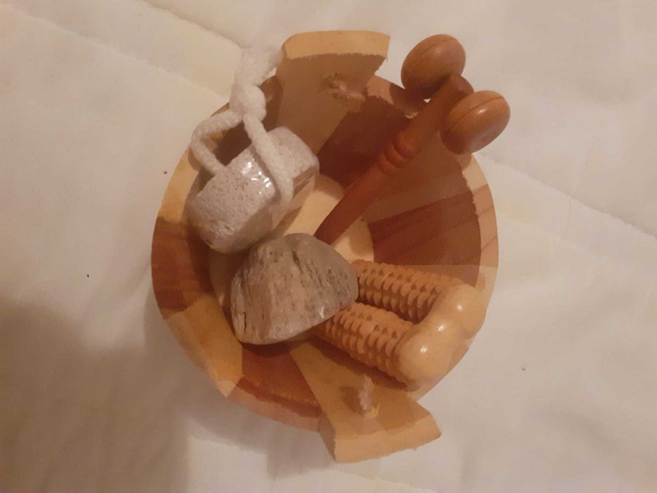 kit massagem de pés e rosto em madeira e 2 pedras-pomes
