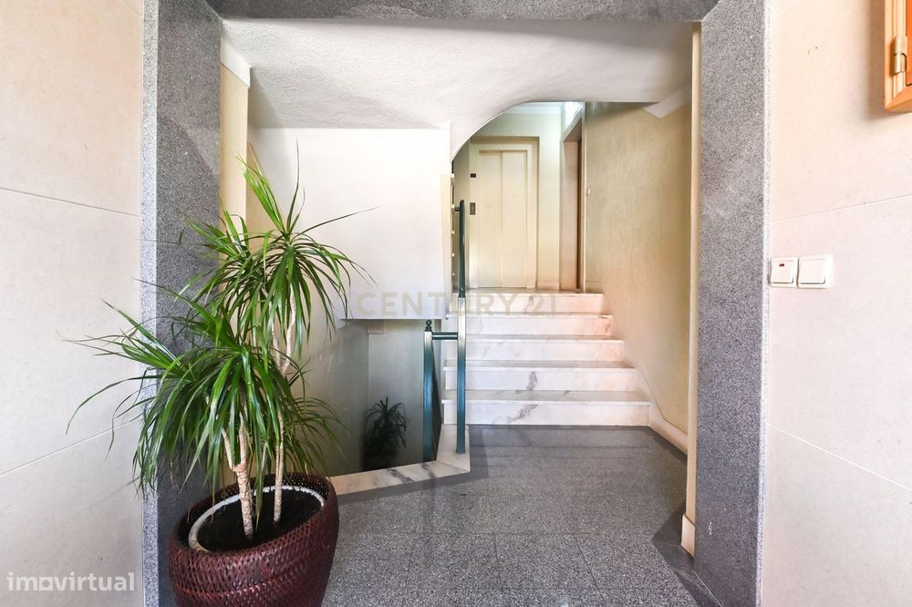 Apartamento T2 com garagem à venda no Arneiro freguesia de Carcavelos