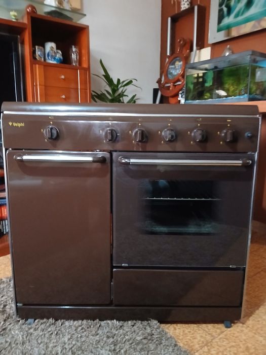 Vendo fogão porta botija, com 5 bocas e forno a gás.  Como novo.