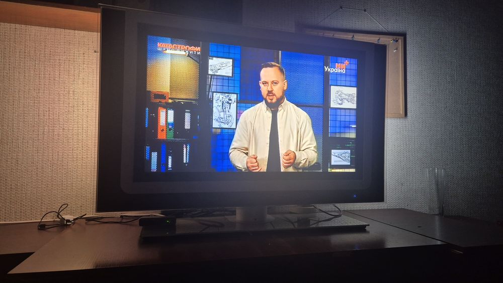 Телевізор 37" Philips 37PF9830/10 Cineos з Ambilight (Повний комплект)