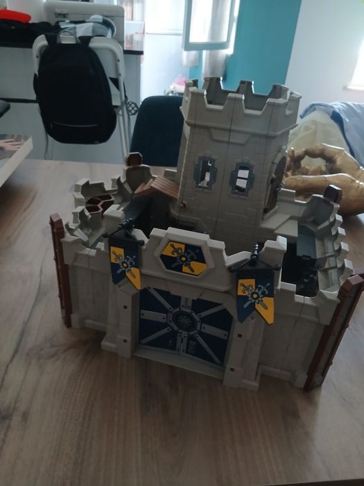 Vendo castelo e caverna da playmobil e dragoes,cavalos e acessorios