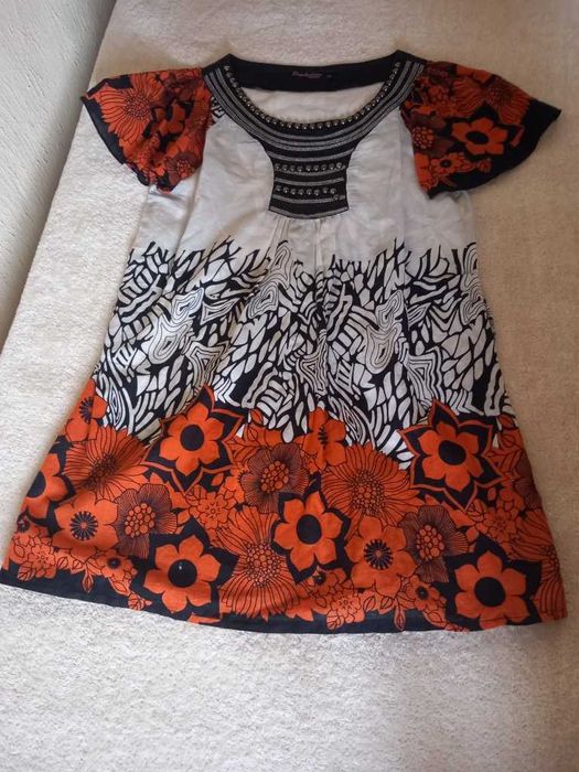 Blusa estampado floral em tom laranja e preto