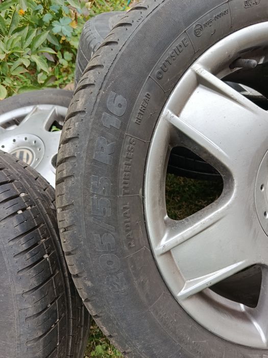 Zestaw czterech opon z felgami
