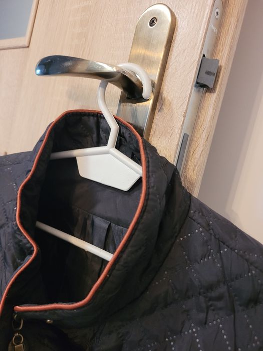 Czarna kurtka pikowana