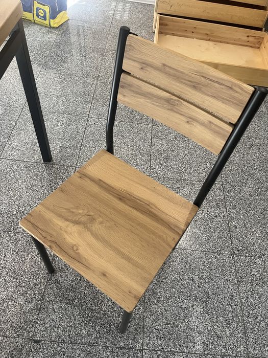 Mesa de jantar , com 4 cadeiras e em perfeito estado