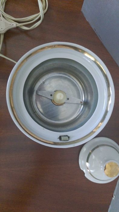Porcelanowy młynek do kawy. Unikat