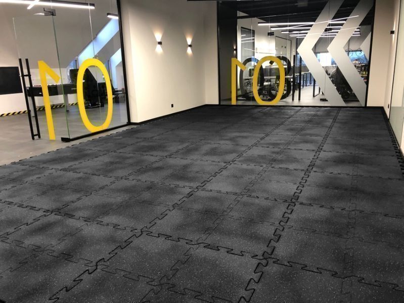 Nawierzchnia sportowa premium czarna. PUZZLE LIVEFLOORING. 100% jakość