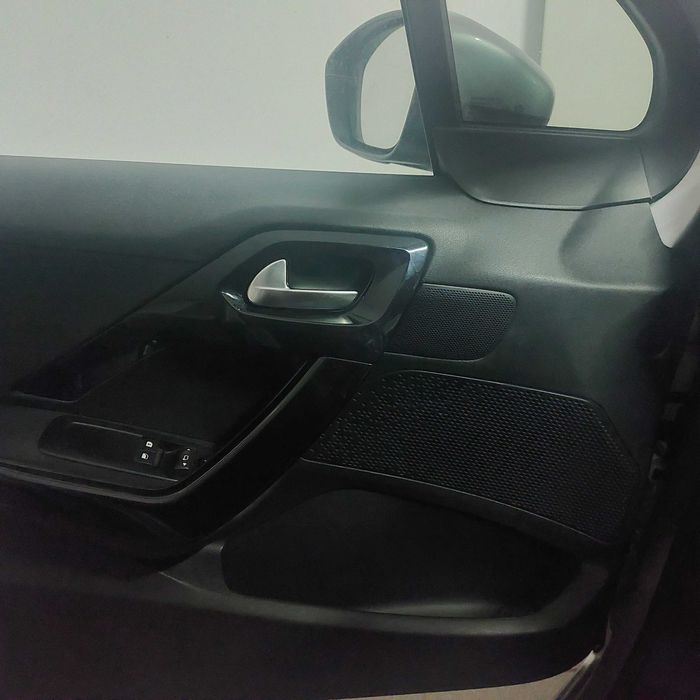 Peugeot 208 em bom estado