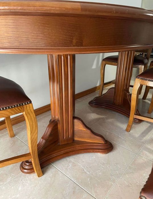 Conjunto de Jantar Atemporal –  Madeira maciça trabalhada e Couro