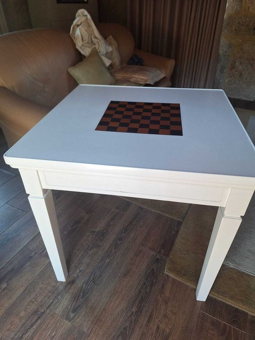 Mesa de jogo para xadrez e damas