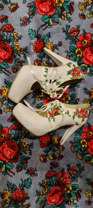 Skórzane góralskie buty na wysokim obcasie