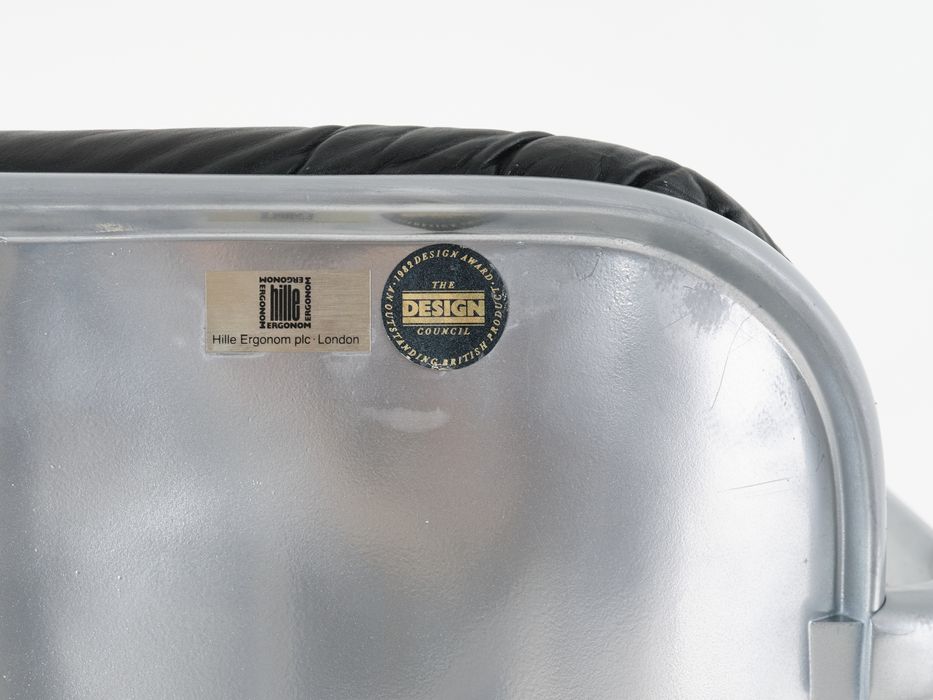 Cadeira Hille modelo supporto em pele