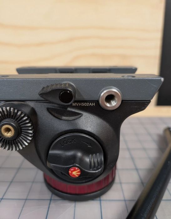 Штатив Manfrotto 190 та штативна відео голова Manfrotto MVH502AH