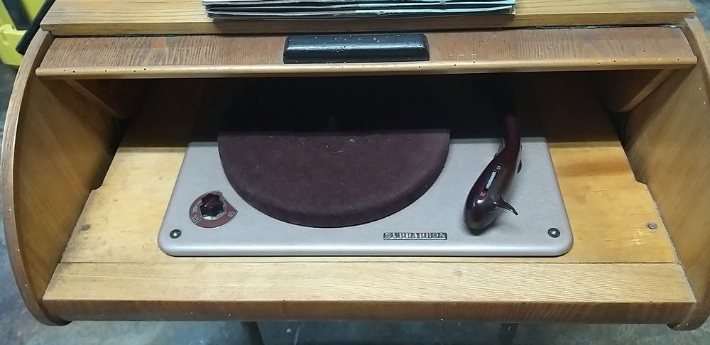 Gramofon polski z czasów PRLu.