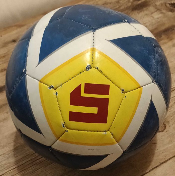 Oferece-se bola de futebol