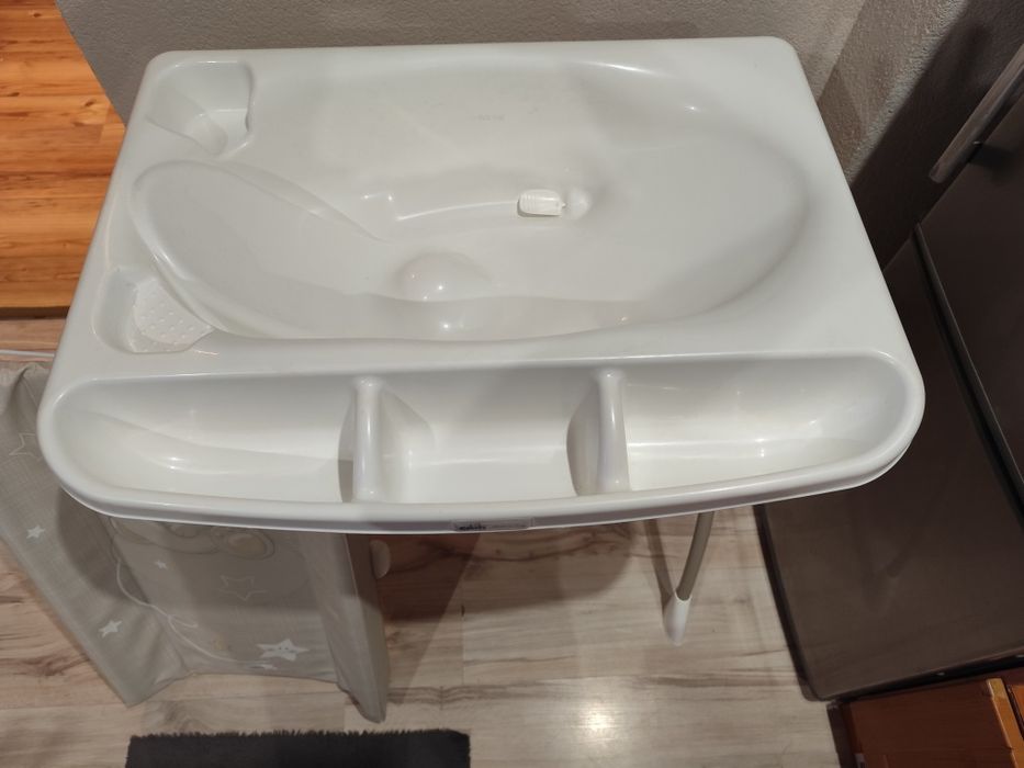 Wanienka z przewijakiem na stelażu